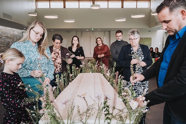 kist bloemenband uitvaart Heerhugowaard Larz Kemper